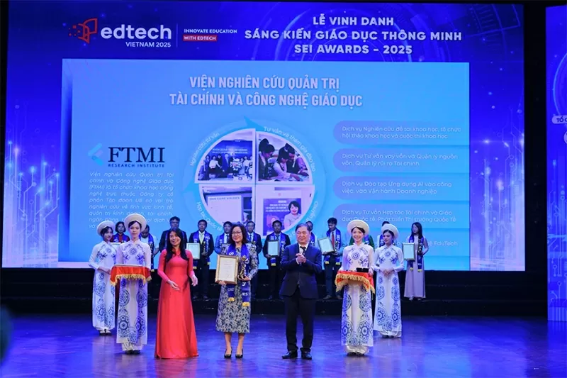 Đại diện FTMI - Trần Thị Bình Nguyên - Phó Chủ tịch Tập đoàn UB GROUP nhận giải thưởng cho Hạng mục Ảnh hưởng giáo dục đào tạo của năm