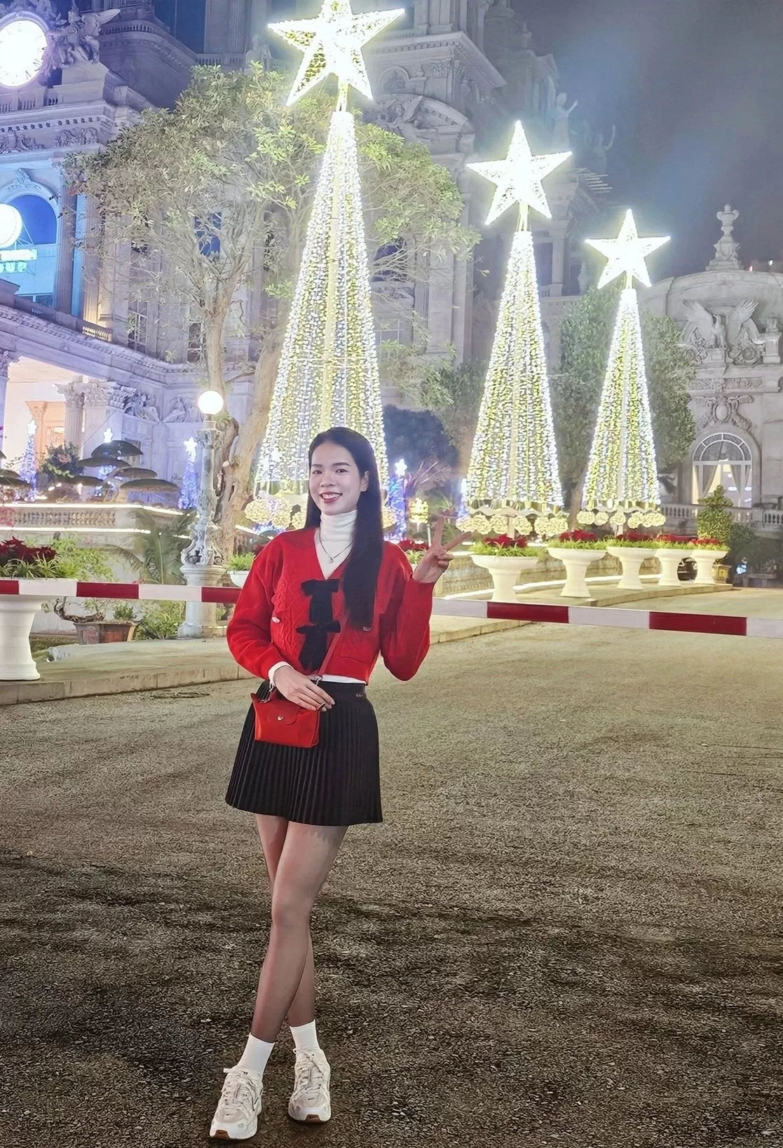 Nhan sắc hoa khôi bóng chuyền Lê Thanh Thúy cầm quốc kỳ cho đoàn thể thao Việt Nam dự lễ khai mạc SEA Games 33