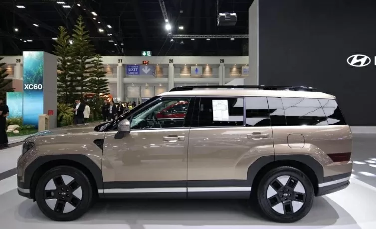 Bản cao cấp Prestige của Hyundai Santa Fe Hybrid được trang bị cửa sổ trời toàn cảnh.