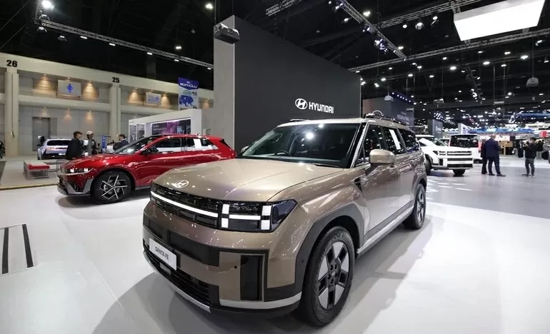Bước vào khoang cabin, Santa Fe Hybrid gây ấn tượng với loạt tiện nghi hiện đại. 