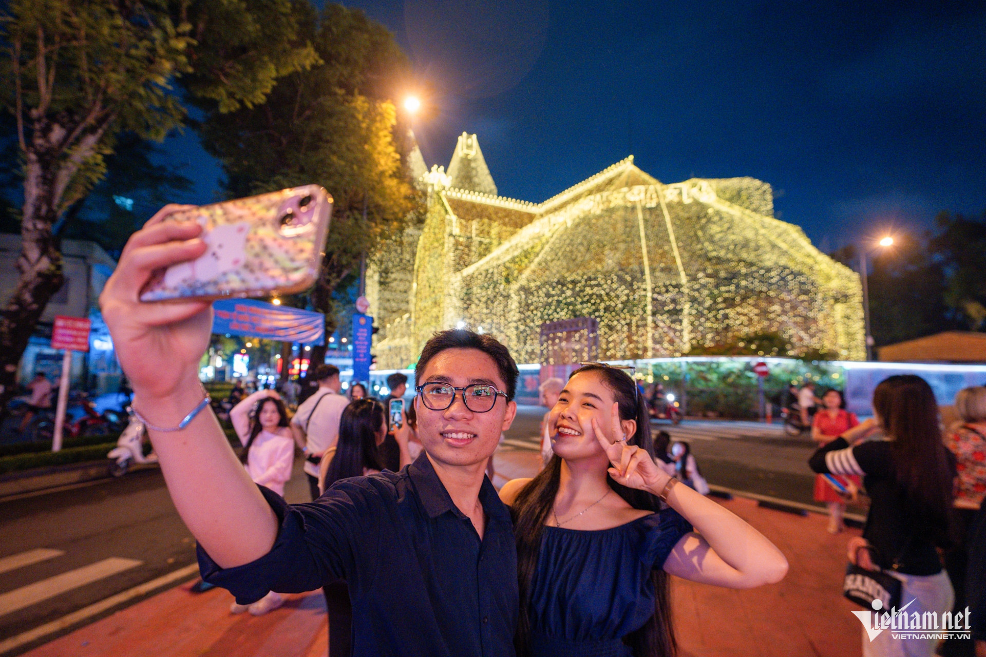 Nhà thờ Đức Bà rực rỡ đón Giáng sinh, thu hút du khách check-in W-nhà thờ lớn 10.jpg