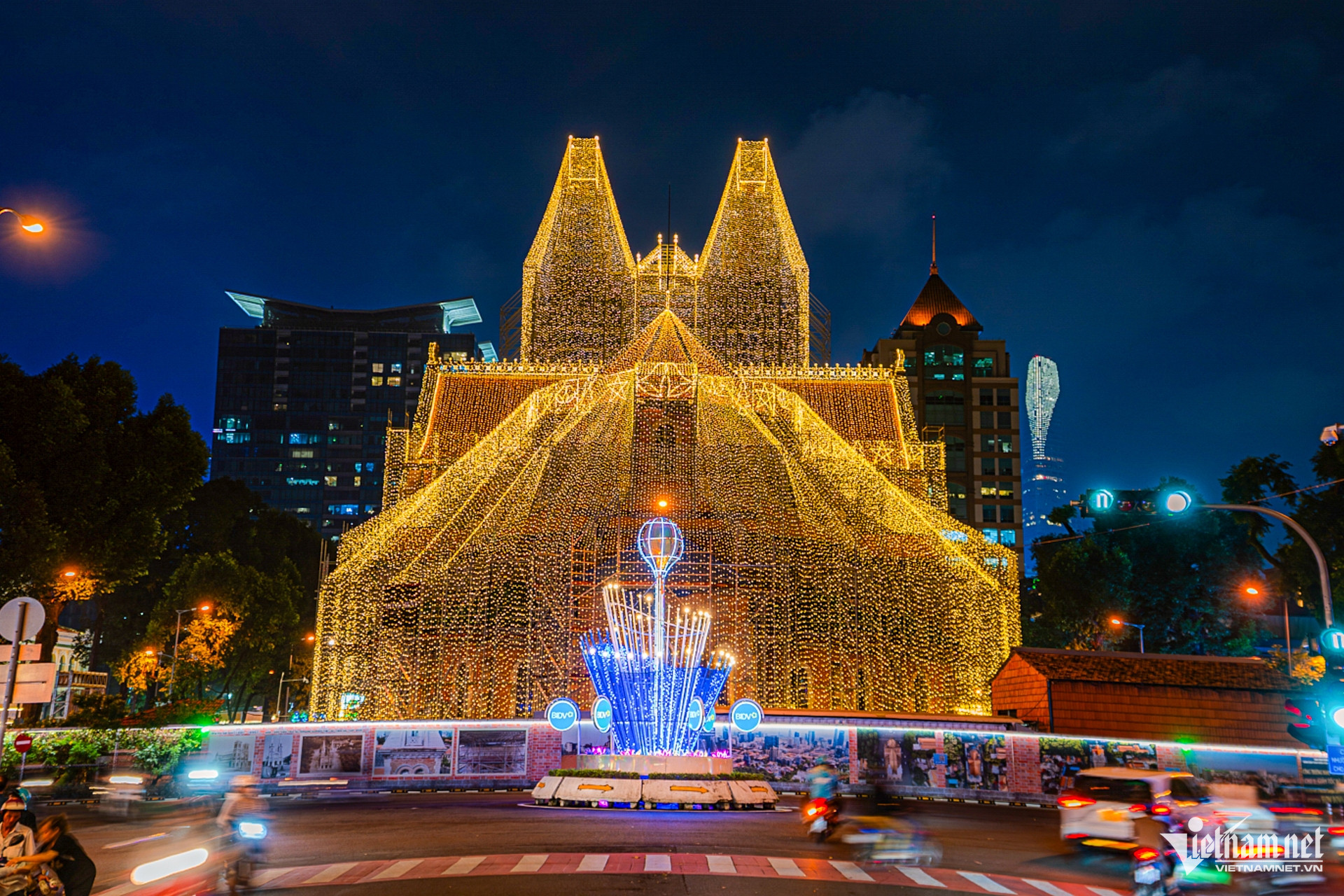 Nhà thờ Đức Bà rực rỡ đón Giáng sinh, thu hút du khách check-in https://cdn.baoquocte.vn/stores/news_dataimages/2025/122025/06/14/w-nha-tho-lon-15-371820251206142605.jpg