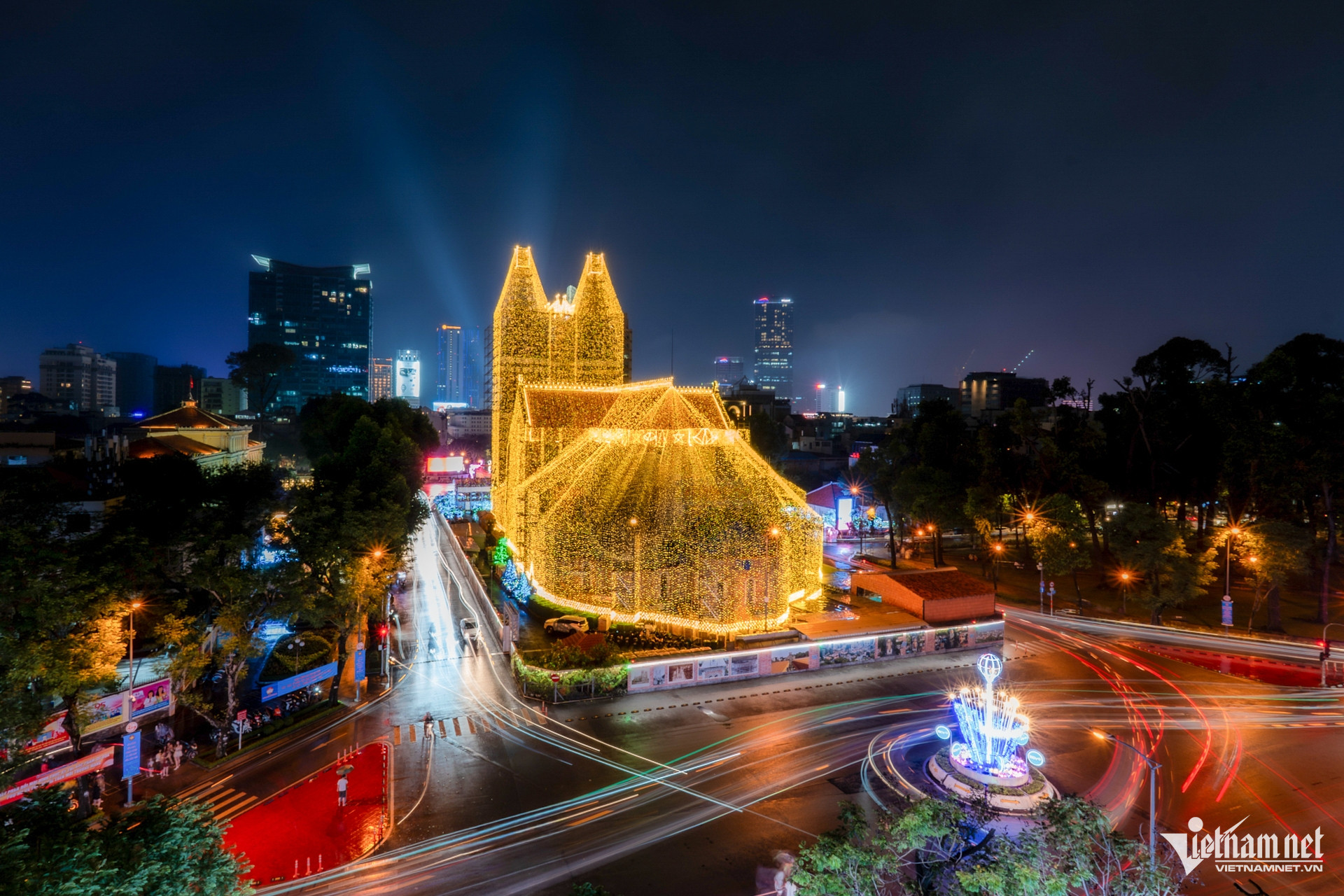 Nhà thờ Đức Bà rực rỡ đón Giáng sinh, thu hút du khách check-in W-nhà thờ lớn.jpg