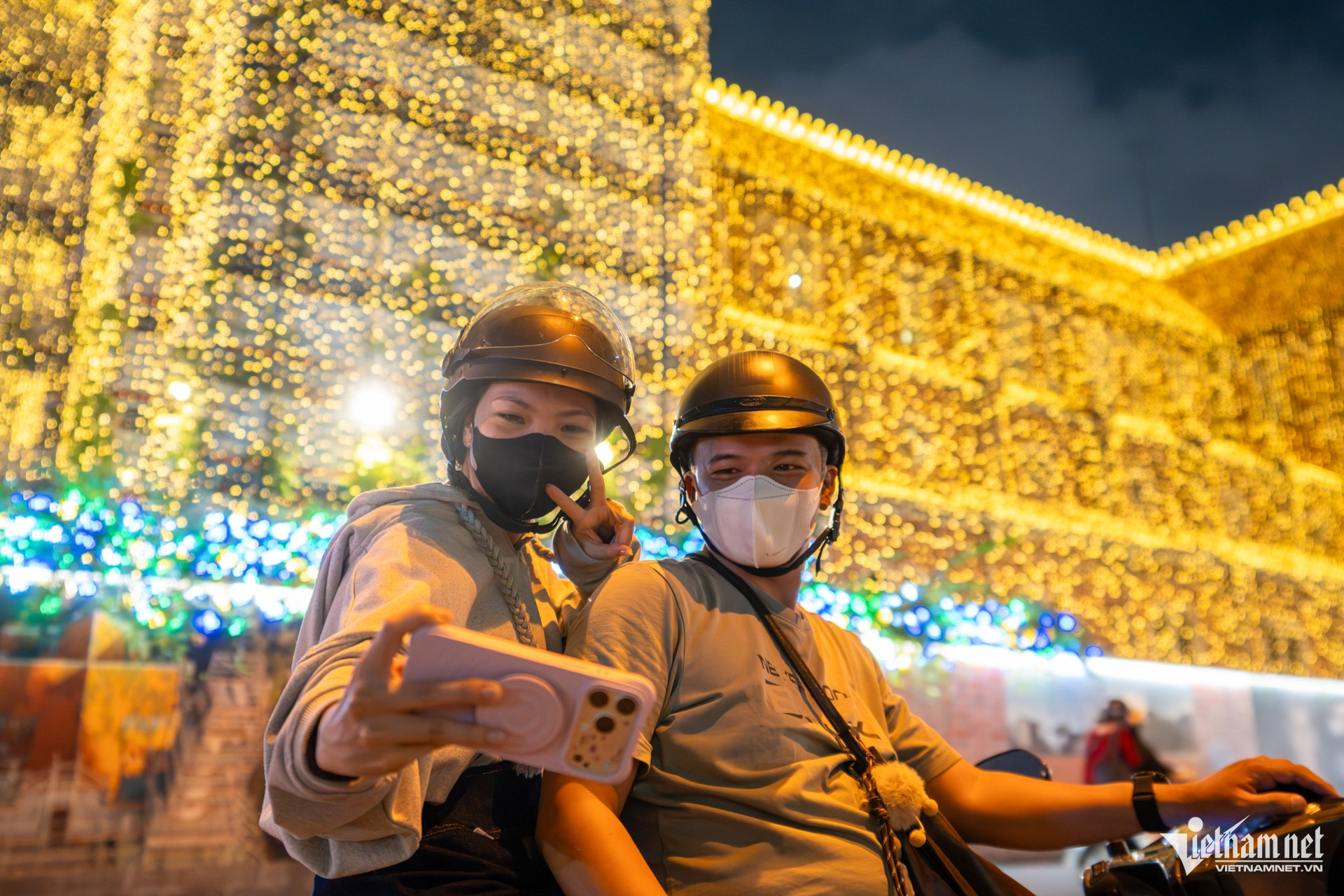 Nhà thờ Đức Bà rực rỡ đón Giáng sinh, thu hút du khách check-in W-nhà thờ lớn 9.jpg