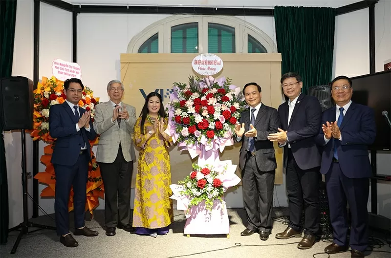 PGS.TS. Phạm Ngọc Linh thay mặt lãnh đạo VUSTA tặng hoa chúc mừng VIDTI.