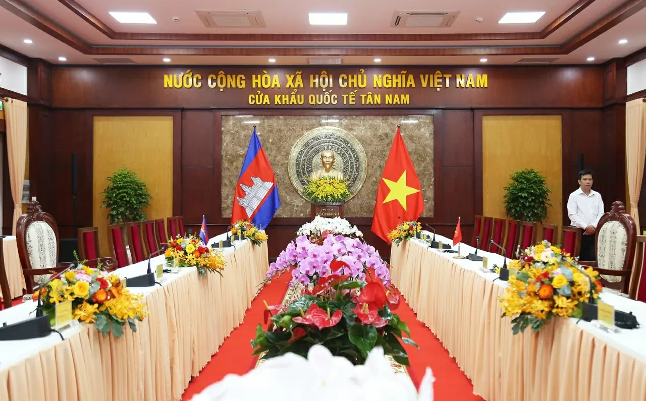 Phòng Khánh tiết, Lầu 2, Trạm Kiểm soát liên hợp cửa khẩu quốc tế Tân Nam, Việt Nam. Phòng Khánh tiết, Lầu 2, Trạm Kiểm soát liên hợp cửa khẩu quốc tế Tân Nam, Việt Nam.