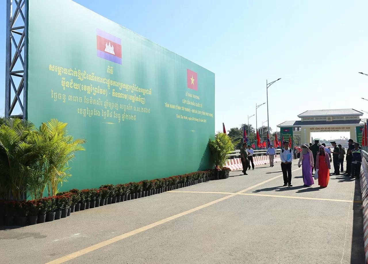 Cầu hữu nghị Tân Nam - Meun Chey, nơi sẽ diễn ra Lễ cắt băng khai trương. (Ảnh: Thành Long) Cầu hữu nghị Tân Nam - Meun Chey, nơi sẽ diễn ra Lễ cắt băng khai trương. (Ảnh: Thành Long)
