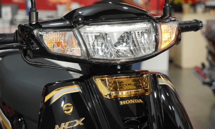 Honda Dream 2026 giữ nguyên phong cách thiết kế quen thuộc với đèn pha LED.