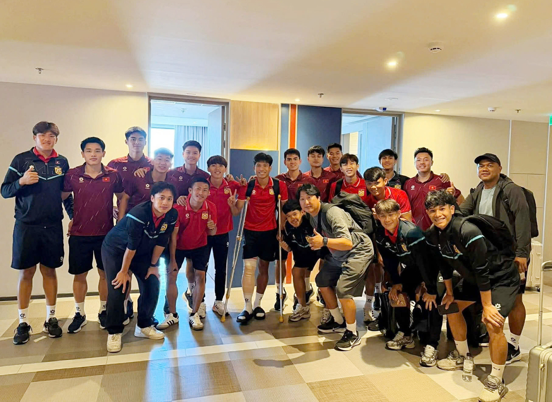 U22 Việt Nam có hành động cực đẹp với cầu thủ Lào bị gãy chân