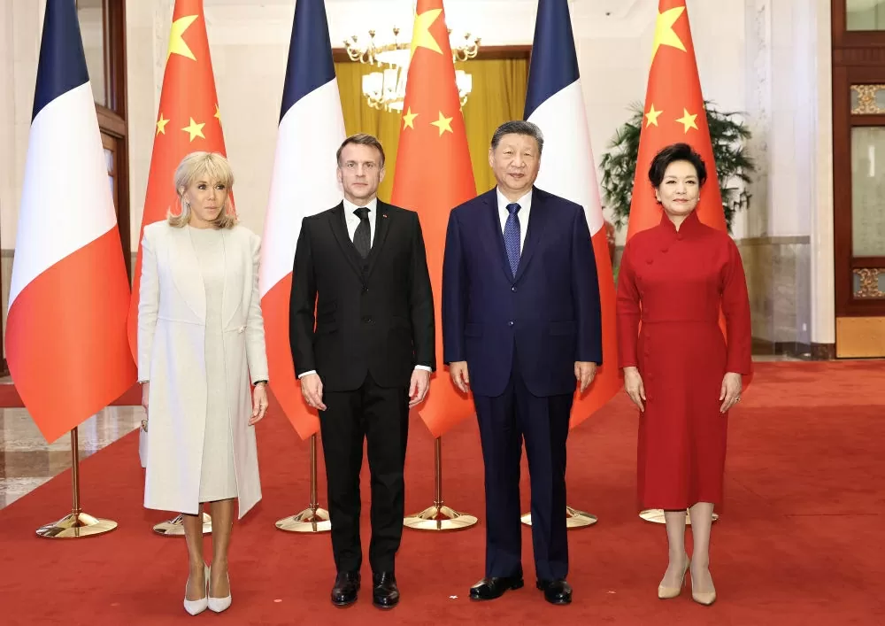 Tổng thống Pháp Emmanuel Macron (thứ 2 từ trái sang) cùng phu nhân chụp ảnh cùng Chủ tịch Trung Quốc Tập Cận Bình (thứ 2 từ phải sang) và phu nhân tại Đại lễ đường Nhân dân ở Bắc Kinh ngày 4/12. (Nguồn: Tân Hoa xã) Tổng thống Pháp Emmanuel Macron (thứ 2 từ trái sang) cùng phu nhân chụp ảnh cùng Chủ tịch Trung Quốc Tập Cận Bình (thứ 2 từ phải sang) và phu nhân tại Đại lễ đường Nhân dân ở Bắc Kinh ngày 4/12. (Nguồn: Tân Hoa xã)