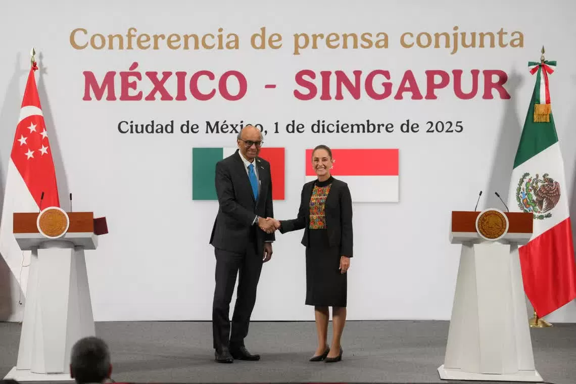Tổng thống Tharman Shanmugaratnam (trái) và Tổng thống Mexico Claudia Sheinbaum tại buổi họp báo tại Cung điện Quốc gia ở Thành phố Mexico vào ngày 1/12. (Nguồn: The Straits Times) Tổng thống Tharman Shanmugaratnam (trái) và Tổng thống Mexico Claudia Sheinbaum tại buổi họp báo tại Cung điện Quốc gia ở Thành phố Mexico vào ngày 1/12. (Nguồn: The Straits Times)