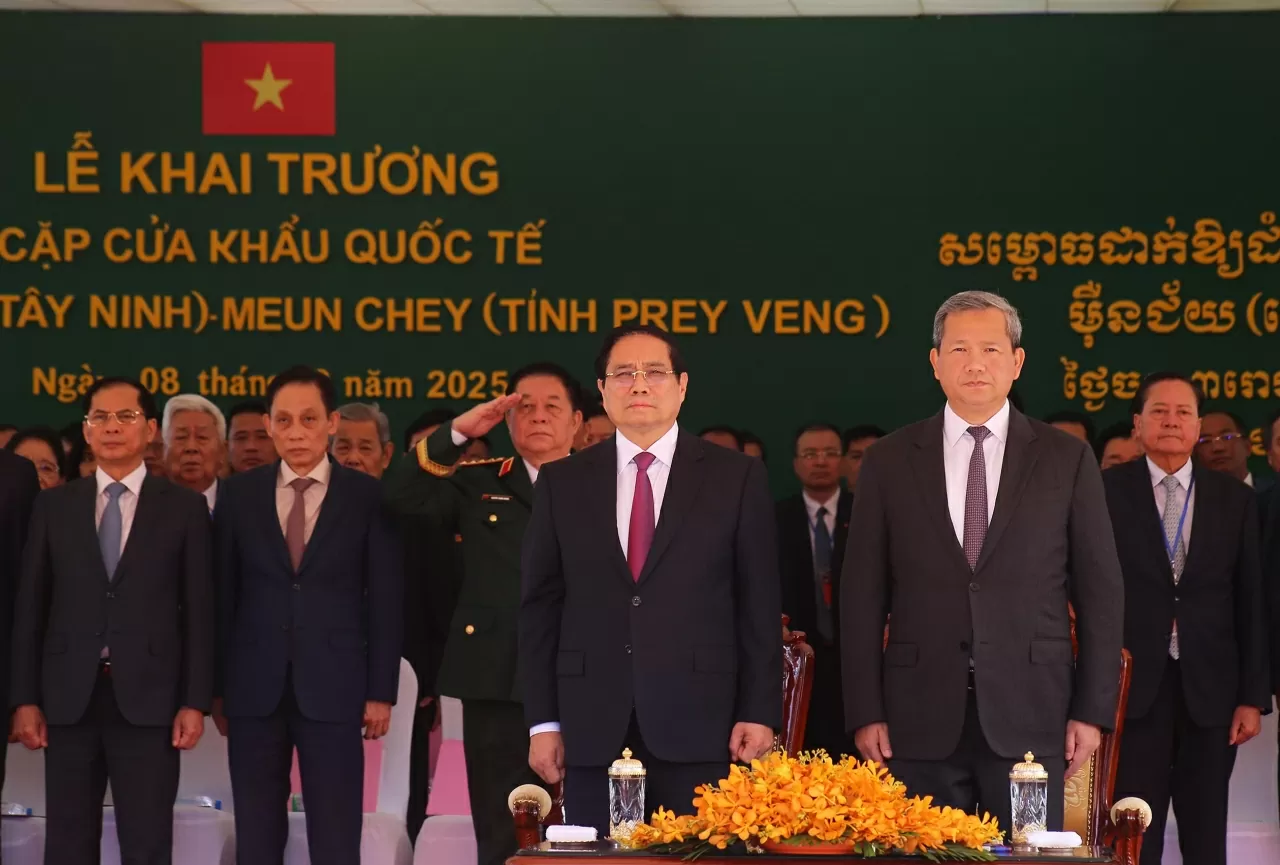 Các đại biểu thực hiện Nghi lễ Chào cờ của hai quốc gia. (Ảnh: Thành Long)