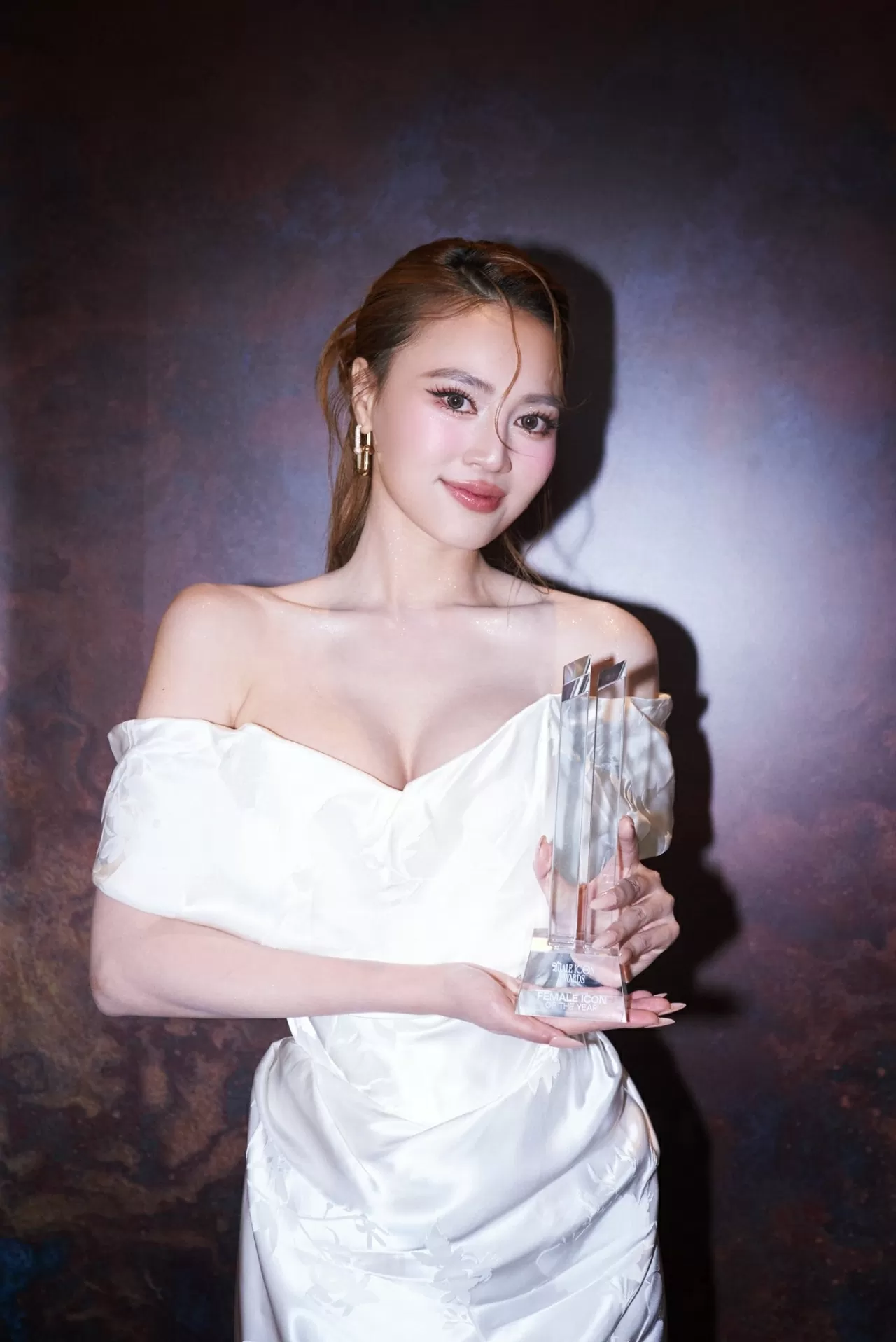 Sao Việt: Diễn viên Việt Hoa đẹp nên thơ