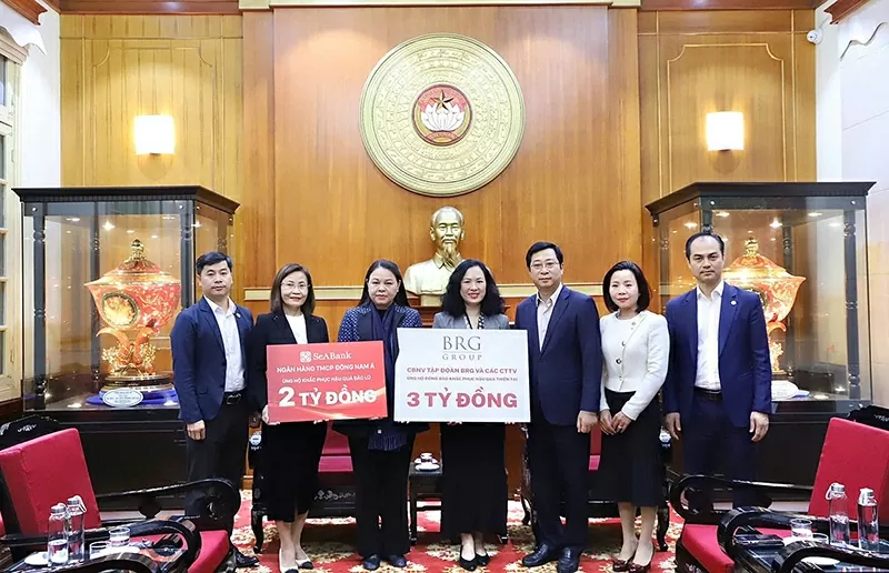Đại diện Tập đoàn BRG, Ngân hàng SeABank và các công ty thành viên trao 5 tỷ đồng ủng hộ đồng bào khắc phục hậu quả thiên tai. Đại diện Tập đoàn BRG, Ngân hàng SeABank và các công ty thành viên trao 5 tỷ đồng ủng hộ đồng bào khắc phục hậu quả thiên tai.