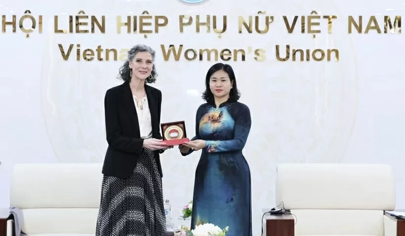 Ủy viên TW Đảng, Phó Chủ tịch UBTƯ MTTQ Việt Nam, Chủ tịch Hội LHPN Việt Nam Nguyễn Thị Tuyến tặng biểu trưng Mặt trận Tổ quốc Việt Nam cho Trưởng đại diện Thường trú UNDP tại Việt Nam Ramla Khalidi. (Nguồn: LHPNVN)