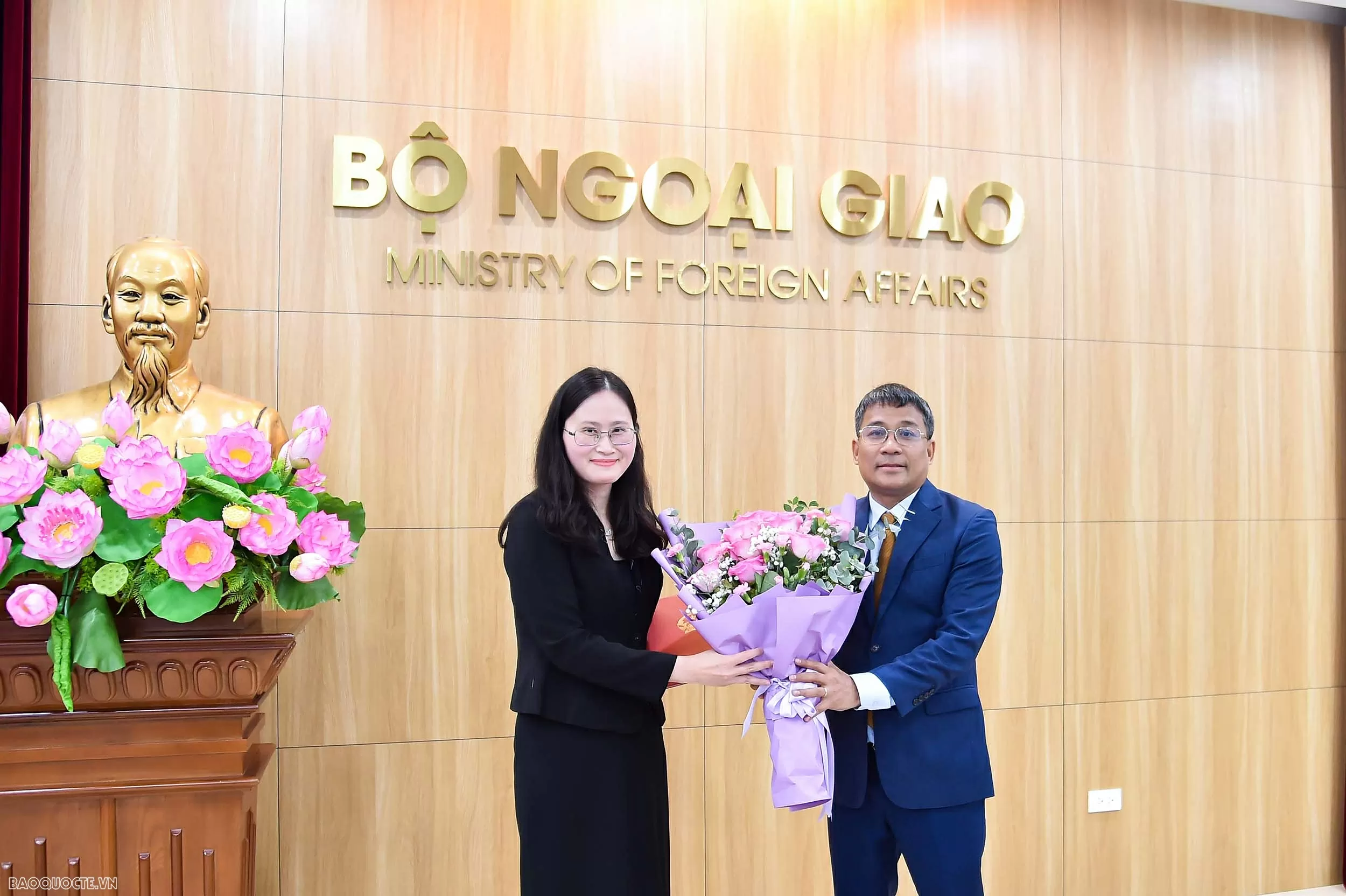 Bộ Ngoại giao trao quyết định bổ nhiệm và công nhận tập sự lãnh đạo cấp quản lý