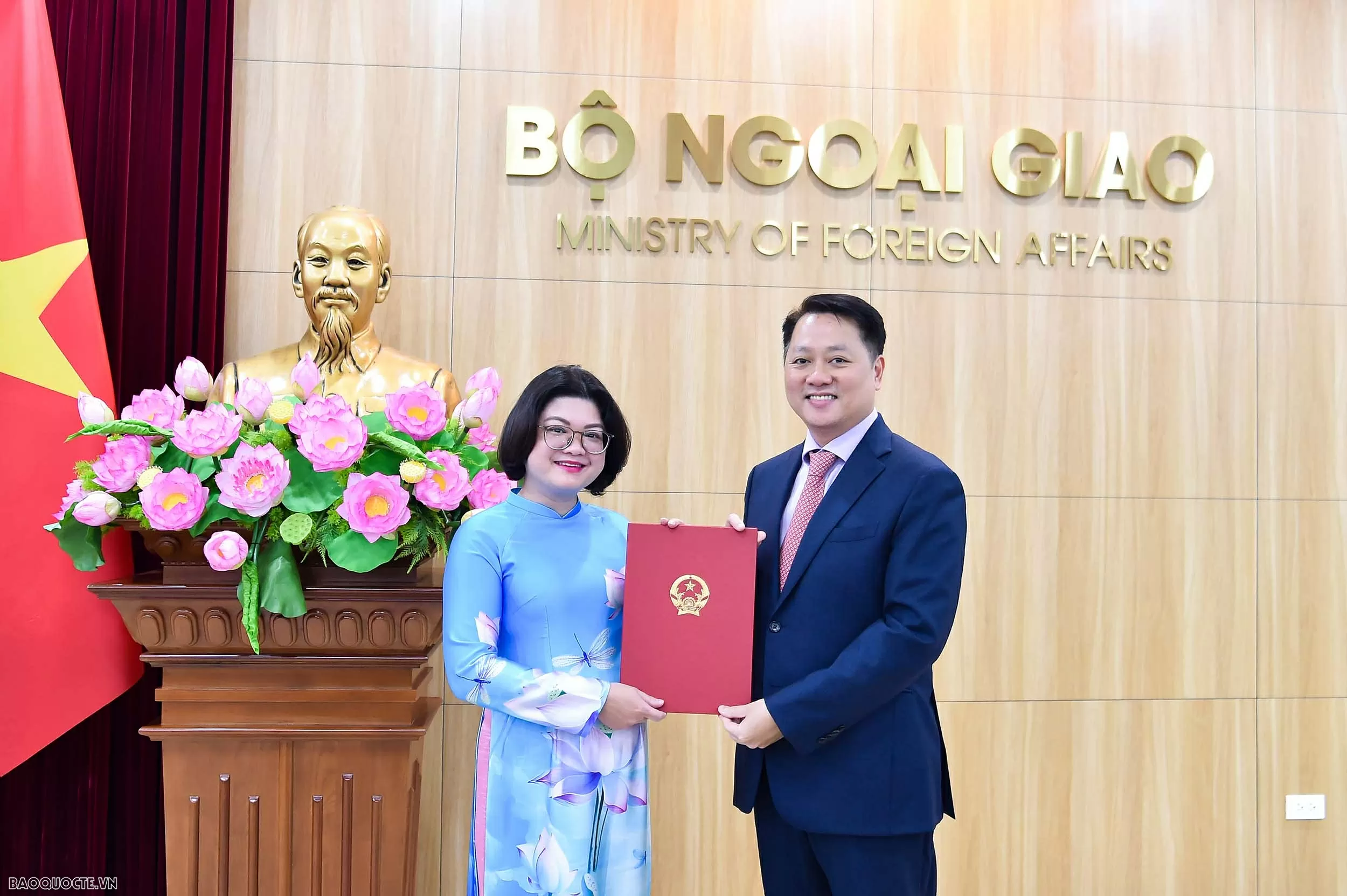 Bộ Ngoại giao trao quyết định bổ nhiệm và công nhận tập sự lãnh đạo cấp quản lý