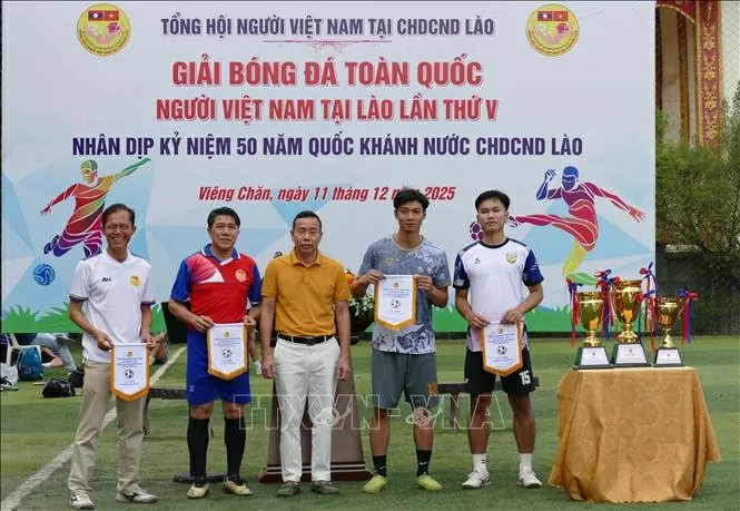 Ngày hội bóng đá của cộng đồng người Việt tại Lào