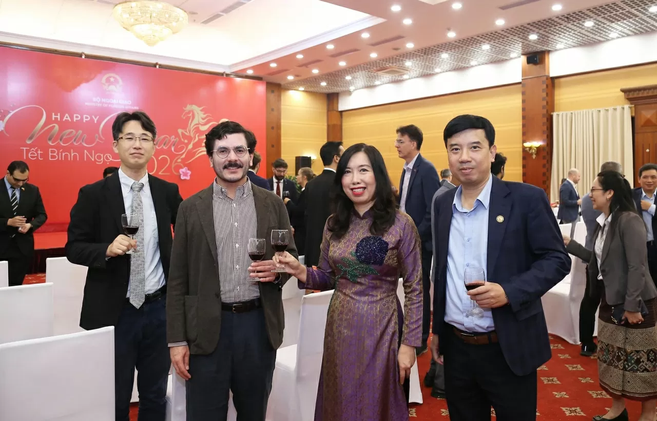 Thứ trưởng Ngoại giao Lê Thị Thu Hằng và Tổng biên tập Báo Thế giới & Việt Nam Nguyễn Trường Sơn mong rằng ống kính và con chữ của quý báo, hình ảnh một Việt Nam năng động, thân thiện và kiên cường đã được truyền đi khắp năm châu. (Ảnh: Thành Long)