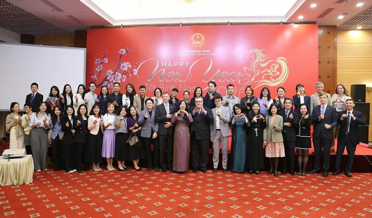 Thứ trưởng Lê Thị Thu Hằng cùng với đại diện các vụ, ban, đơn vị Bộ Ngoại giao chụp ảnh chung với các Đại sứ, các cơ quan đại diện ngoại giao các nước và tổ chức quốc tế, cùng đông đảo phóng viên, trợ lý báo chí. (Ảnh: Thành Long)