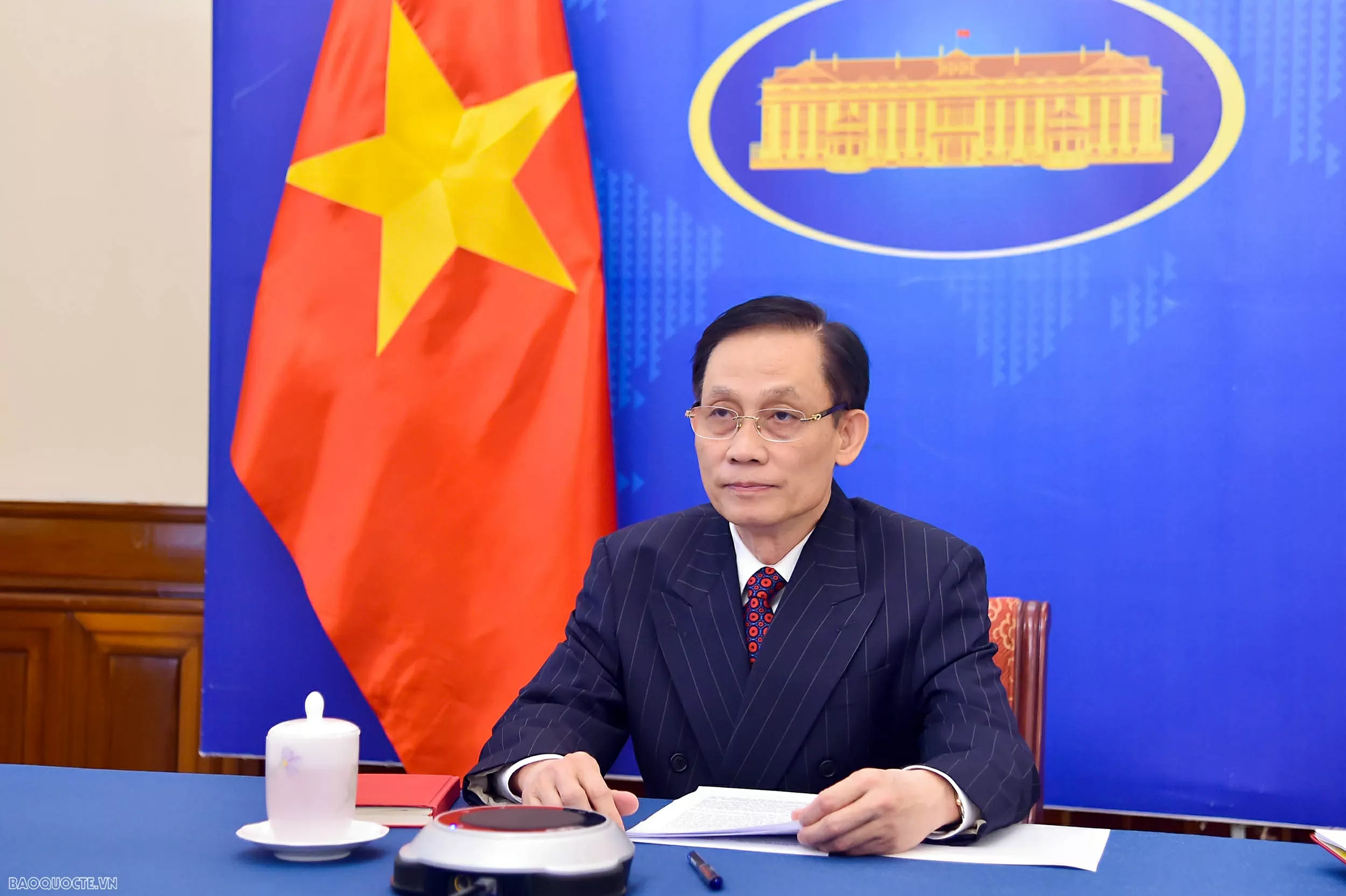 Bộ trưởng Ngoại giao Lê Hoài Trung điện đàm với Bộ trưởng Ngoại giao Lào