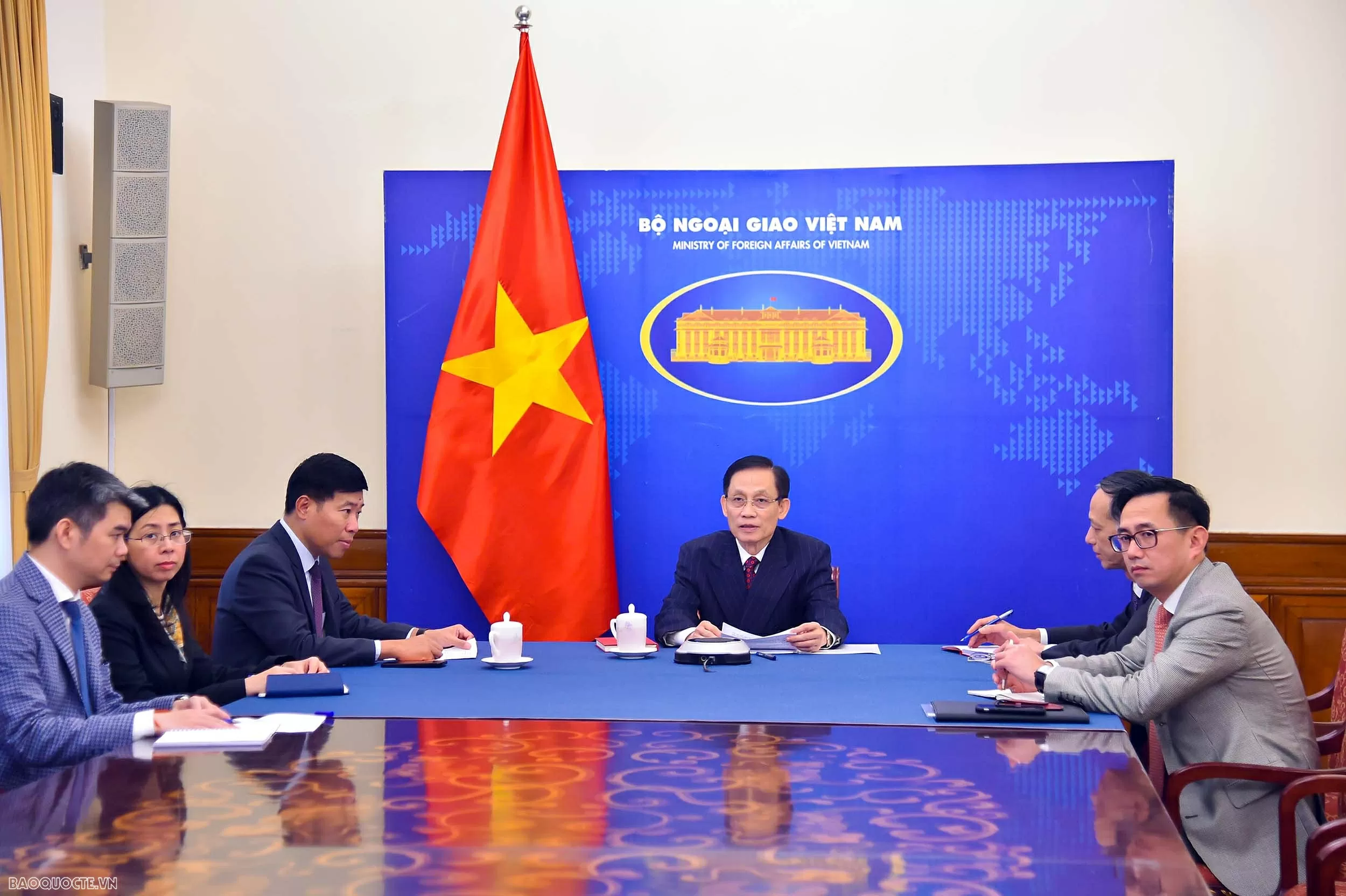 Bộ trưởng Ngoại giao Lê Hoài Trung điện đàm với Bộ trưởng Ngoại giao Lào