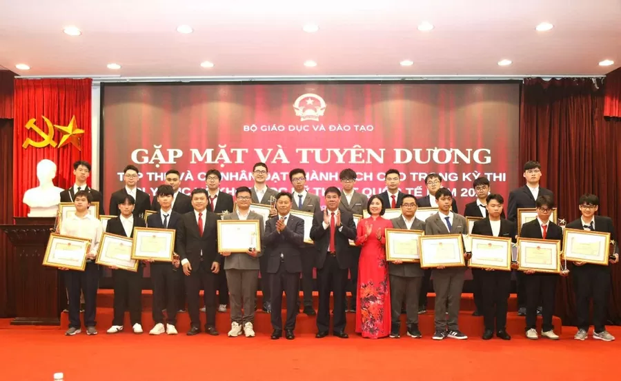 Bộ GD&ĐT vinh danh học sinh đoạt giải Olympic và KHKT quốc tế năm 2025