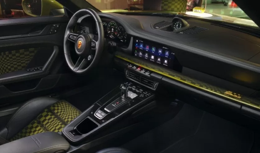 Khoang cabin của 911 Spirit 70 được nâng cấp hiện đại với bảng đồng hồ kỹ thuật số 12,6 inch. 