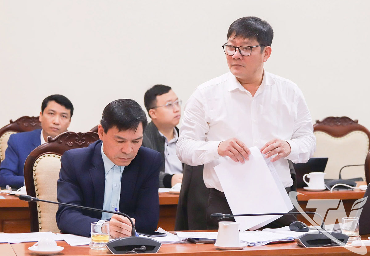 Các đại biểu phát biểu tại cuộc họp.