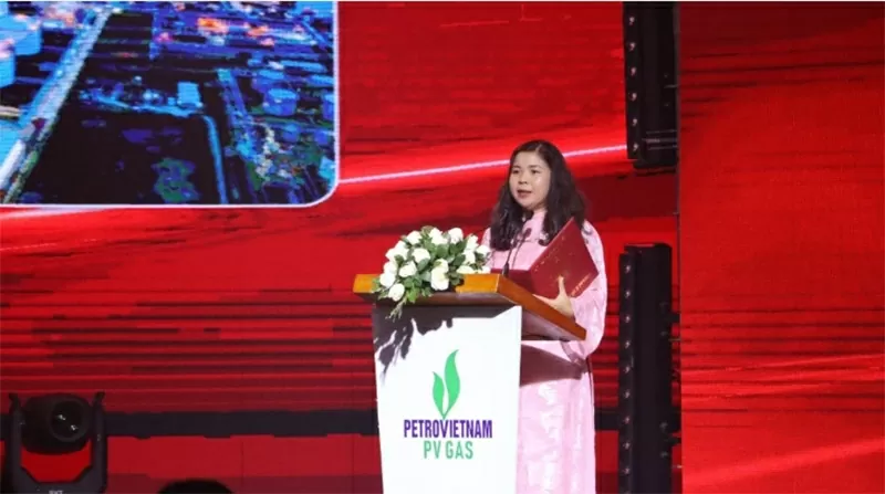 Bà Nguyễn Thị Quỳnh Ngọc – Tổng thư ký VietKings, Phó Viện trưởng Viện Kỷ lục Việt Nam đại diện công bố Quyết định xác lập Kỷ lục Việt Nam.