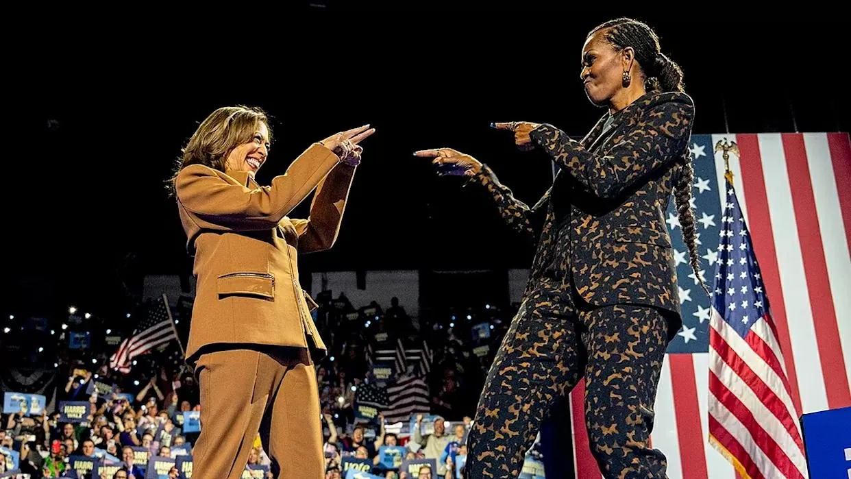 Ứng cử viên tổng thống của đảng Dân chủ lúc bấy giờ, Phó Tổng thống Kamala Harris, chào đón cựu Đệ nhất phu nhân Michelle Obama trong một cuộc mít tinh tranh cử tại Trung tâm Sự kiện Wings ở Kalamazoo, Michigan, vào ngày 26/10/2024. (Nguồn: Fox News)