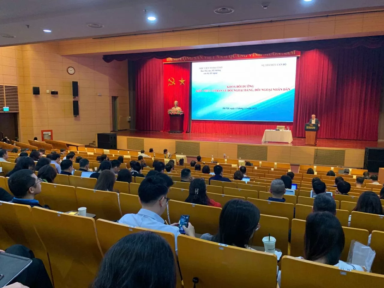 Tin về Khóa bồi dưỡng kiến thức về đối ngoại đảng, đối ngoại nhân dân dành cho công chức, viên chức của Bộ Ngoại giao năm 2025