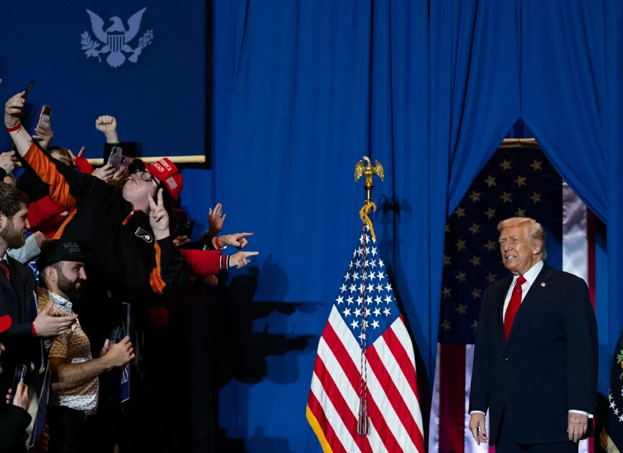 Tổng thống Donald Trump tới Khu nghỉ dưỡng – Sòng bạc Mount Airy để phát biểu. Trong tuần này, ông Trump gia tăng sức ép đối với Tổng thống Venezuela Nicolás Maduro, mở rộng các biện pháp trừng phạt và đưa ra những đe dọa mới về khả năng tấn công các mục tiêu trên bộ tại Venezuela, trong bối cảnh nhà lãnh đạo Nam Mỹ cáo buộc Tổng thống Mỹ đã mở ra một “kỷ nguyên mới của hành vi cướp biển hải quân mang tính tội phạm” tại vùng Caribe. (Nguồn: The Guardian)
