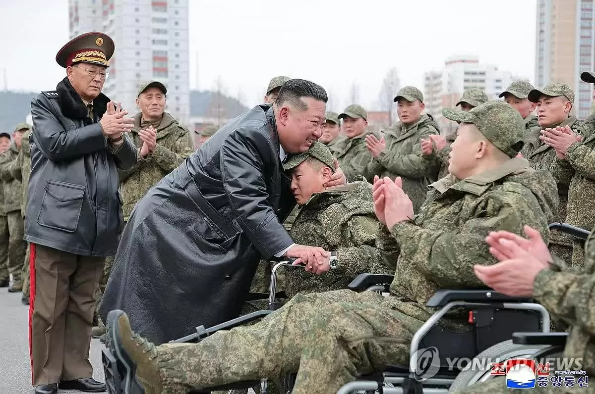 Nhà lãnh đạo Triều Tiên Kim Jong-un tham dự lễ đón các binh sĩ, kỹ sư quân sự Triều Tiên trở về sau khi được triển khai tới khu vực Kursk của Nga để rà phá bom mìn trong bối cảnh căng thẳng Nga-Ukraine. (Nguồn: KCNA)