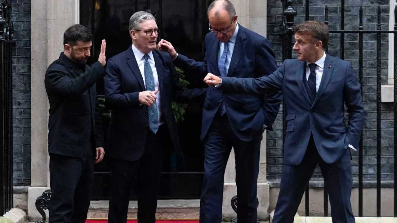 Tổng thống Ukraine Volodymyr Zelensky gặp Thủ tướng Anh Keir Starmer, Tổng thống Pháp Emmanuel Macron và Thủ tướng Đức Friedrich Merz bên ngoài số 10 phố Downing, ngày 8/12. (Nguồn: The Australian)