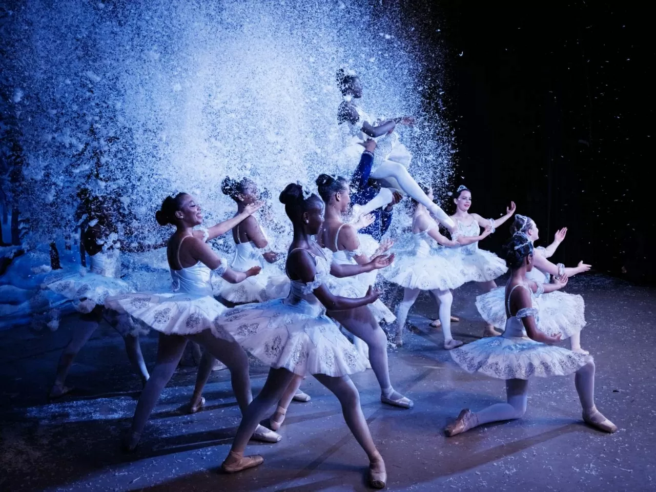 Các thành viên của Dance Centre Kenya biểu diễn trong vở ba lê thường niên kỷ niệm 10 năm thành lập mang tên The Nutcracker tại Nhà hát Quốc gia Kenya ở Nairobi. Dance Centre Kenya là một trong những cơ sở đào tạo nghệ thuật biểu diễn hàng đầu Đông Phi, mỗi năm huấn luyện hàng trăm học viên và tạo cơ hội để các vũ công trẻ tài năng đến từ nhiều hoàn cảnh kinh tế – xã hội khác nhau được tham gia biểu diễn trong các tác phẩm lớn. (Nguồn: The Guardian)