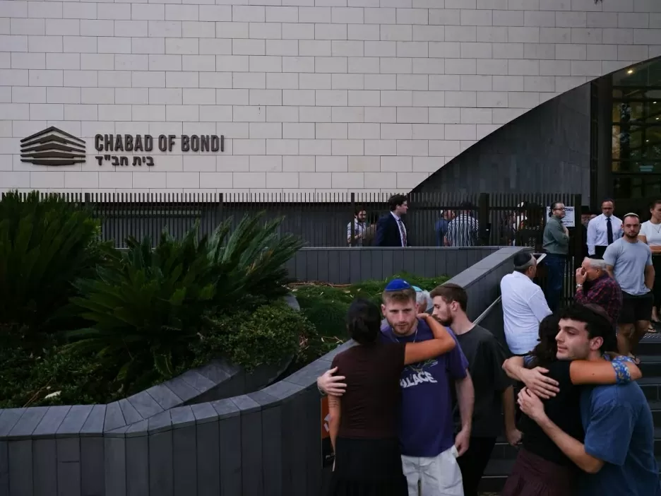 Toàn cảnh trung tâm cộng đồng Do Thái Chabad of Bondi tại bãi biển Bondi khi các thành viên cộng đồng Do Thái rời khỏi tòa nhà ở Sydney, Úc vào ngày 15/12. (Nguồn: Getty Images) Toàn cảnh trung tâm cộng đồng Do Thái Chabad of Bondi tại bãi biển Bondi khi các thành viên cộng đồng Do Thái rời khỏi tòa nhà ở Sydney, Úc vào ngày 15/12. (Nguồn: Getty Images)
