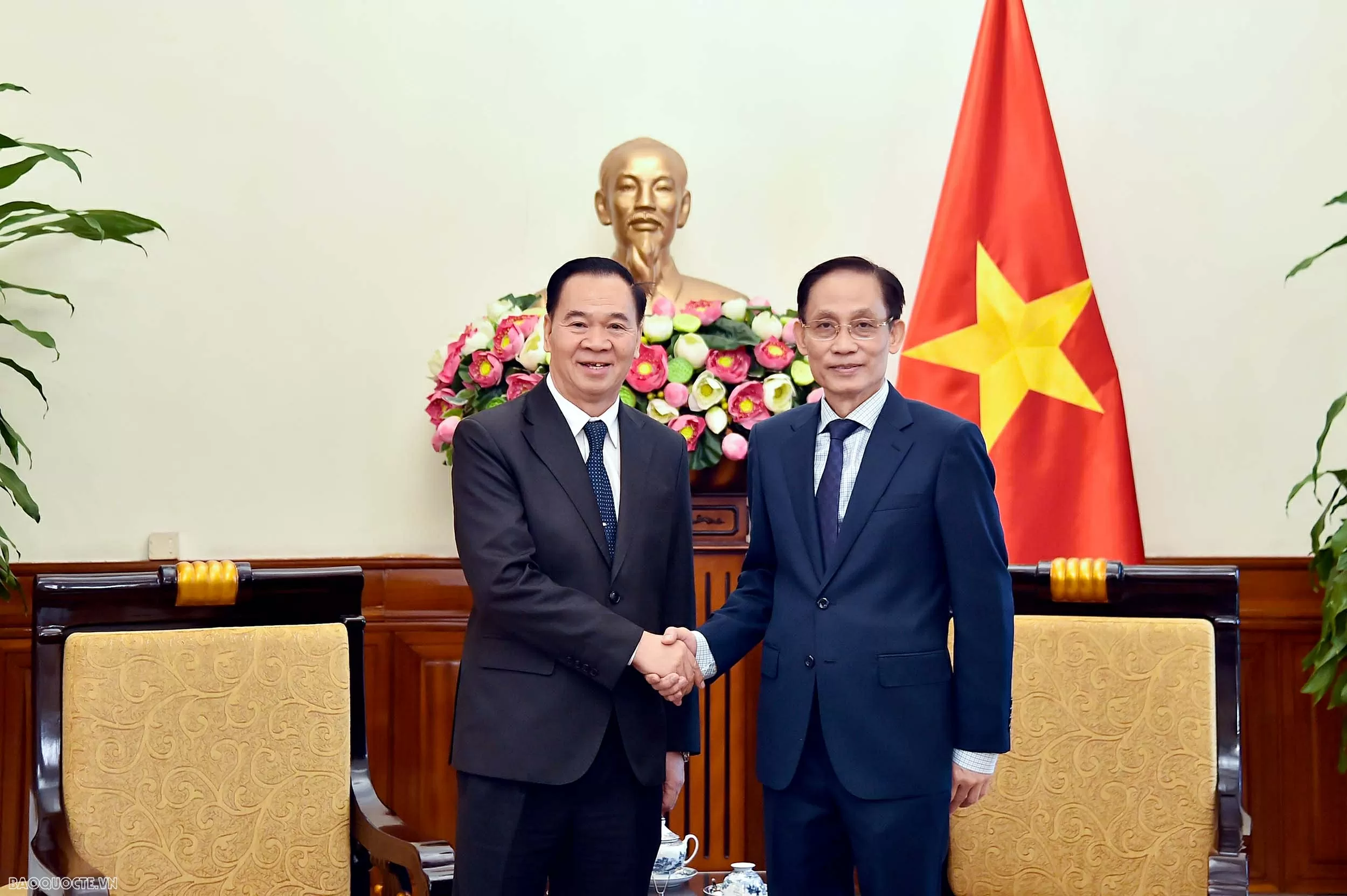 Bộ trưởng Ngoại giao Lê Hoài Trung tiếp Bộ trưởng Bộ Giáo dục và Thể thao Lào