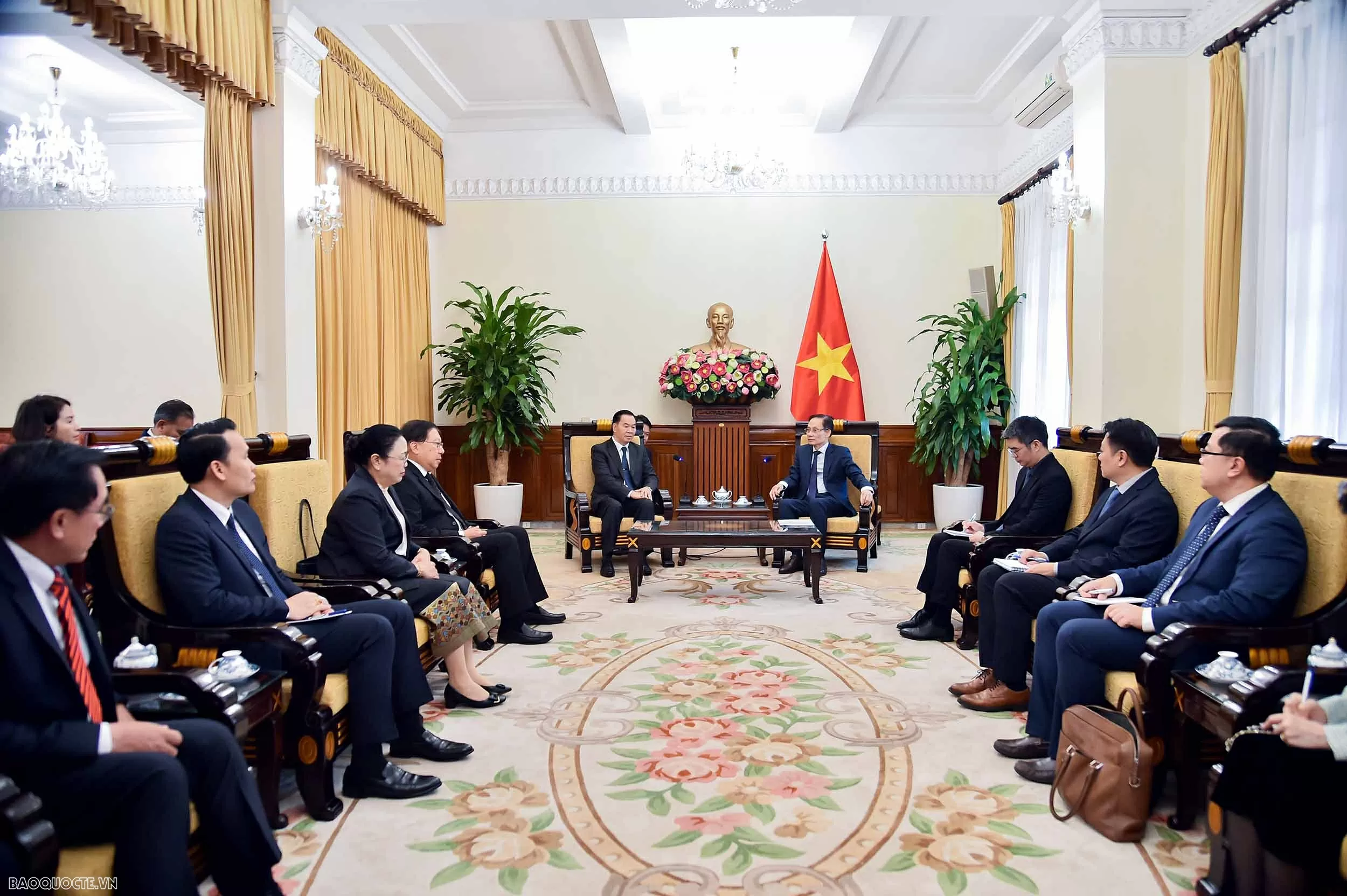 Bộ trưởng Ngoại giao Lê Hoài Trung tiếp Bộ trưởng Bộ Giáo dục và Thể thao Lào