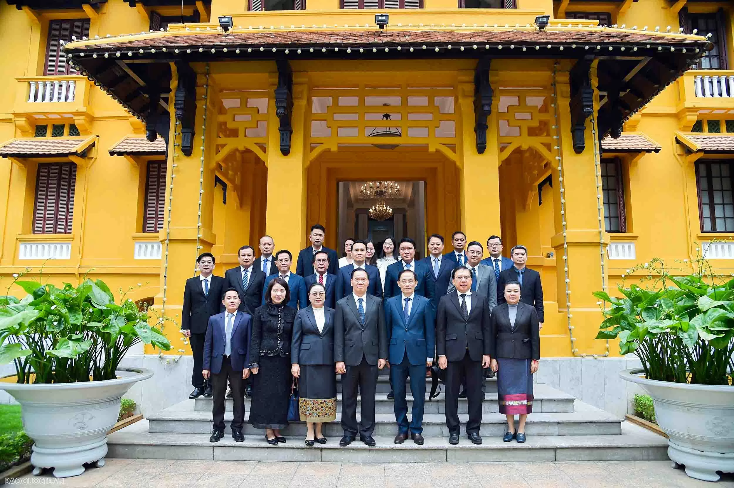 Bộ trưởng Ngoại giao Lê Hoài Trung tiếp Bộ trưởng Bộ Giáo dục và Thể thao Lào