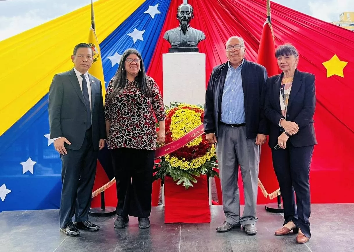 Từ trái qua phải: Đại sứ Vũ Trung Mỹ, Thứ trưởng Ngoại giao Venezuela Tatiana Pugh, Chủ nhiệm Ủy ban Đối ngoại Quốc hội, Chủ tịch Nhóm Nghị sĩ hữu nghị Venezuela-Việt Nam Saúl Ortega. Từ trái qua phải: Đại sứ Vũ Trung Mỹ, Thứ trưởng Ngoại giao Venezuela Tatiana Pugh, Chủ nhiệm Ủy ban Đối ngoại Quốc hội, Chủ tịch Nhóm Nghị sĩ hữu nghị Venezuela-Việt Nam Saúl Ortega.