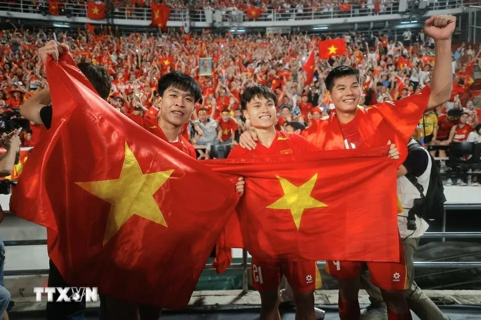 Những khoảnh khắc cầu thủ U22 Việt Nam vui mừng trong lễ nhận Huy chương Vàng SEA Games 33