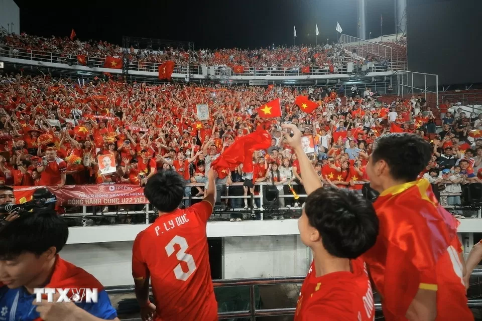 Các cầu thủ U22 Việt Nam chia vui với người hâm mộ trên sân Rajamangala, Thái Lan.
