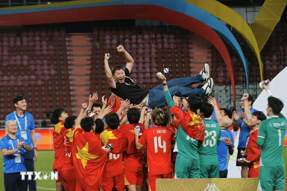 Những khoảnh khắc cầu thủ U22 Việt Nam vui mừng trong lễ nhận Huy chương Vàng SEA Games 33