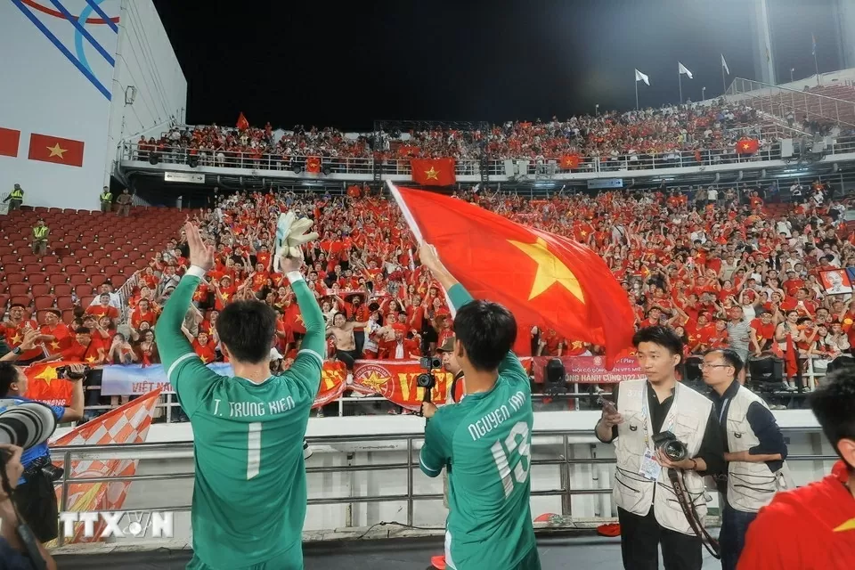Những khoảnh khắc cầu thủ U22 Việt Nam vui mừng trong lễ nhận Huy chương Vàng SEA Games 33