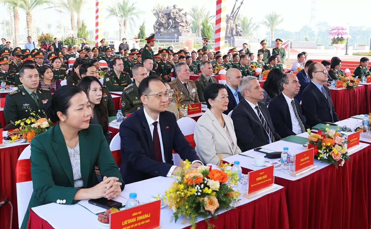 Khánh thành Khu biểu tượng tình đoàn kết, hữu nghị quốc tế tại Bảo tàng Lịch sử quân sự Việt Nam Khánh thành Khu biểu tượng tình đoàn kết, hữu nghị quốc tế tại Bảo tàng Lịch sử quân sự Việt Nam