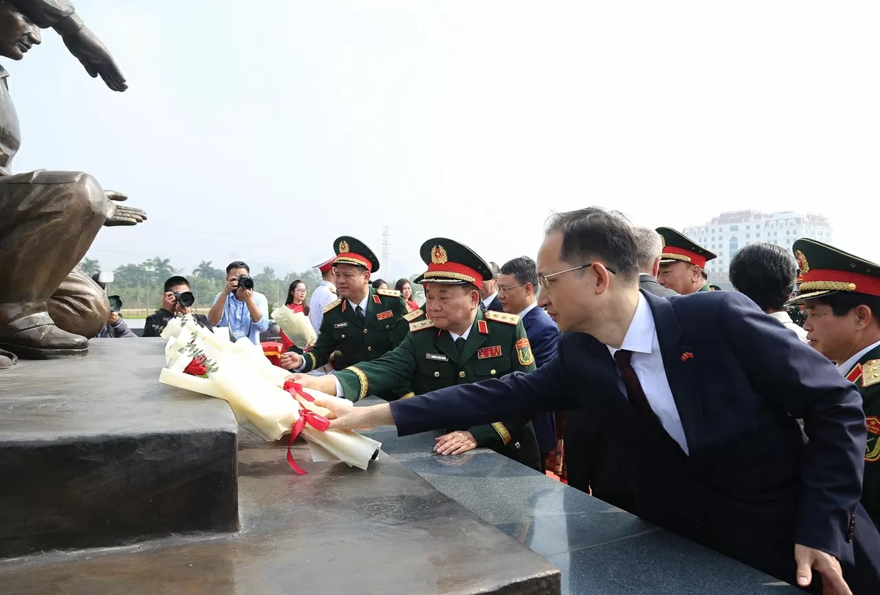 Khánh thành Khu biểu tượng tình đoàn kết, hữu nghị quốc tế tại Bảo tàng Lịch sử quân sự Việt Nam Khánh thành Khu biểu tượng tình đoàn kết, hữu nghị quốc tế tại Bảo tàng Lịch sử quân sự Việt Nam