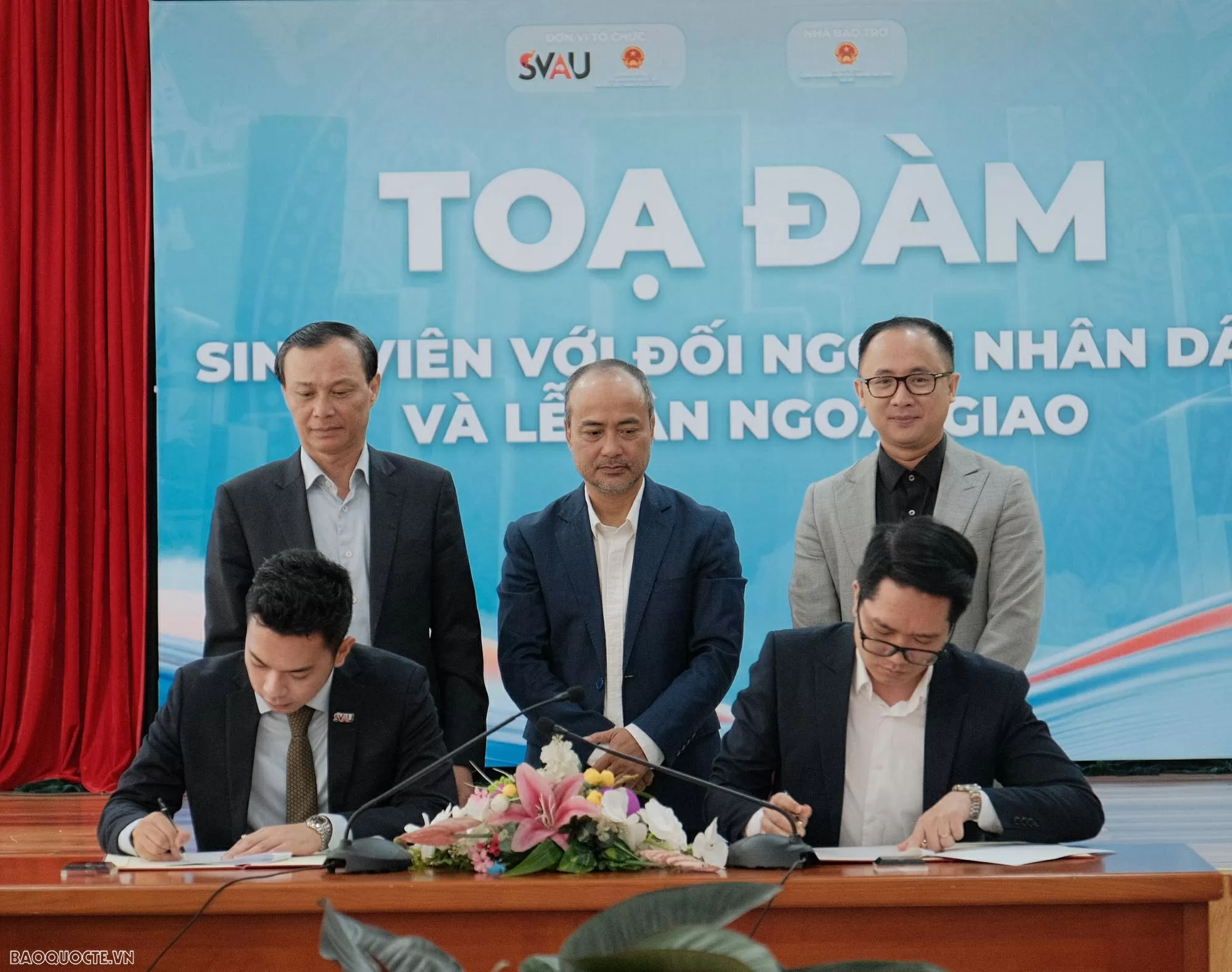 sinh viên với lễ tân ngoại giao và ngoại giao nhân dân