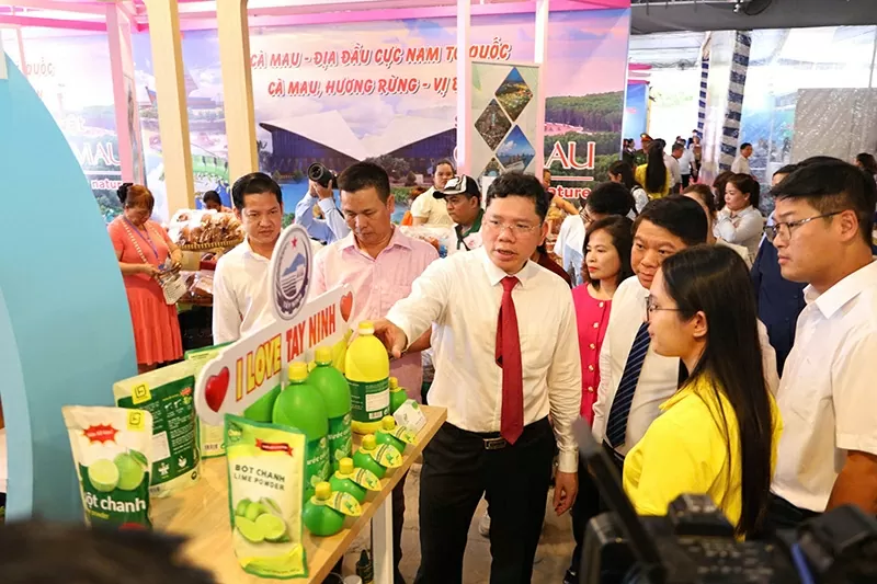 Phó chủ tịch UBND TP.HCM Hoàng Nguyên Dinh tham quan các gian hàng trưng bày tại sự kiện Tuần lễ sản phẩm OCOP, đặc sản vùng miền