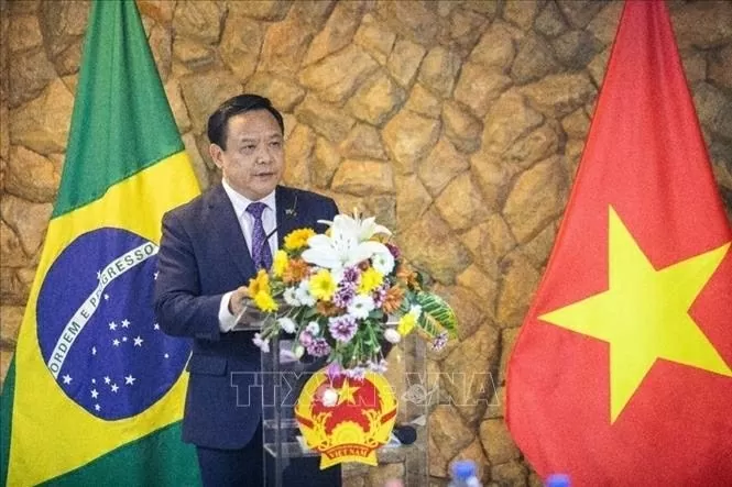 Đại sứ Việt Nam tại Brazil Bùi Văn Nghị phát biểu tại Gặp mặt Hữu nghị cuối năm 2025. Ảnh. Đại sứ quán Việt Nam tại Brazil cung cấp